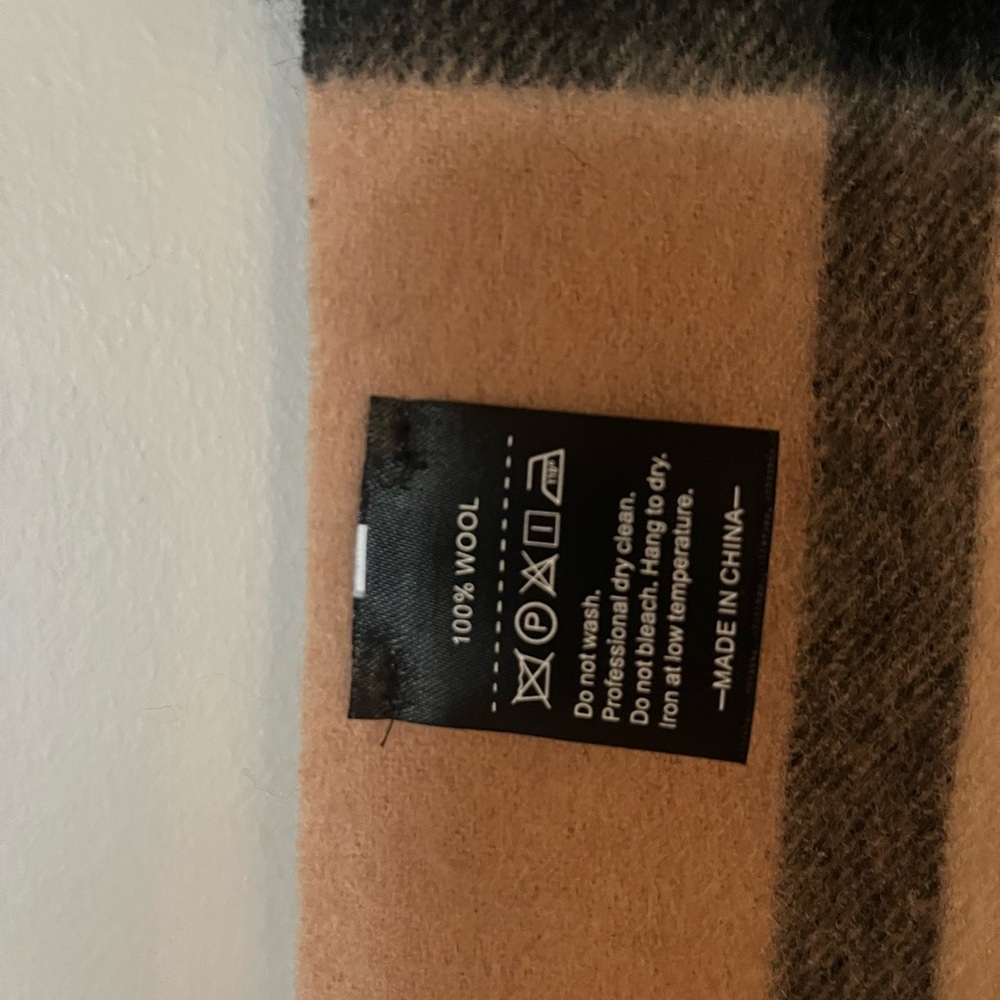 100% wool scarf, soft, plaid. New without tag! Great gift! - Picture 3 of 3